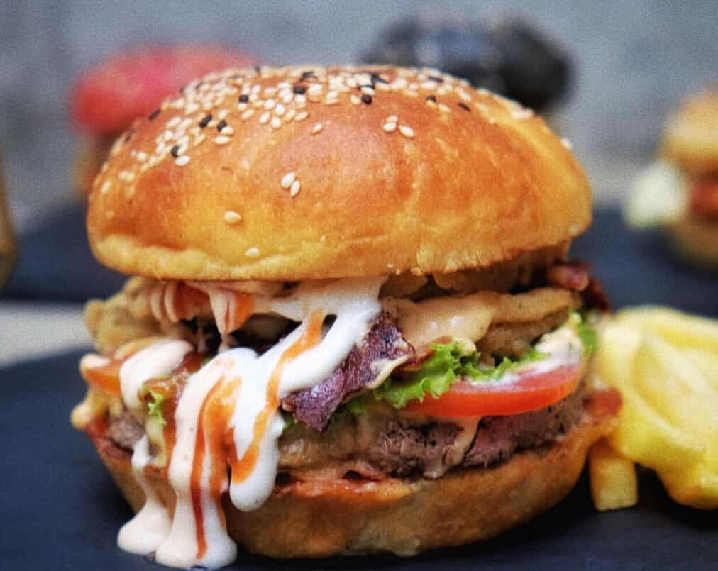 Dope Burger & Co. selalu berinovasi dengan menu-menu baru, salah satu menu baru yang patut dicoba adalah Heisenburgh dengan shocking sauce segarnya.